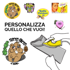 Temovinile Applica le nostre grafiche su quello che vuoi!! PERSONALIZZA I TUOI VESTITI-ACCESSORI IDEALI PER COPRIRE MACCHIE O PICCOLI BUCHI, cosi da poter ridare vita a un capo che altrimenti andrebbe buttato. Potrai lavare normalmente i tuoi articoli personalizzati a 30 gradi, per garantire la durata NON va in asciugatrice. Puoi utilizzarlo su tutti i colori! Bianco, nero o colorati. Disponibili: • VARIE GRAFICHE • DIVERSE MISURE Termovinile Tutto Fatto Questo materiale è composto da uno strato attivato dal calore in grado di fissarsi sul supporto di tua scelta attraverso il trasferimento termico. Se vuoi decorare una t-shirt, un cappello di stoffa o una borsa di tela, il termovinile è il materiale perfetto da utilizzare.
