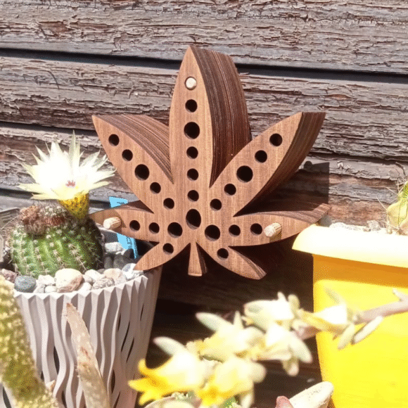 bee hotel, hotel api, hotel per api, rifugio api, casa api, bug hotel, insetti utili, impollinatori, biodiversità, giardino ecologico, sostenibilità, design naturale, legno naturale, compensato betulla, noce, fatto a mano, smontabile, facile pulizia, api solitarie, osmia, ape tagliafoglia, regalo giardiniere, arredo giardino, balcone fiorito, cannabis design, foglia cannabis