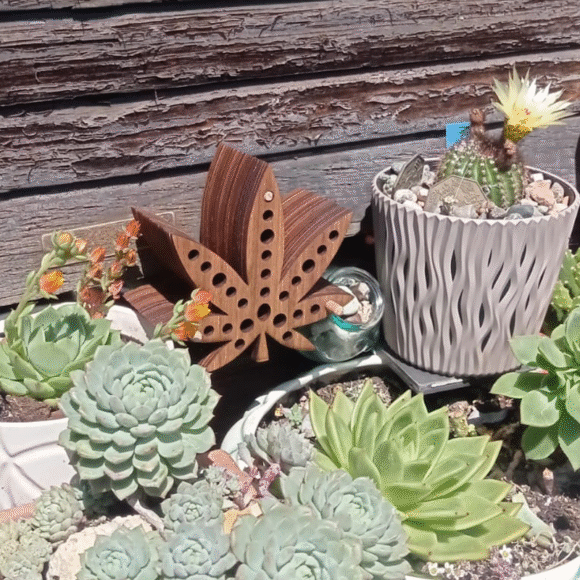 bee hotel, hotel api, hotel per api, rifugio api, casa api, bug hotel, insetti utili, impollinatori, biodiversità, giardino ecologico, sostenibilità, design naturale, legno naturale, compensato betulla, noce, fatto a mano, smontabile, facile pulizia, api solitarie, osmia, ape tagliafoglia, regalo giardiniere, arredo giardino, balcone fiorito, cannabis design, foglia cannabis